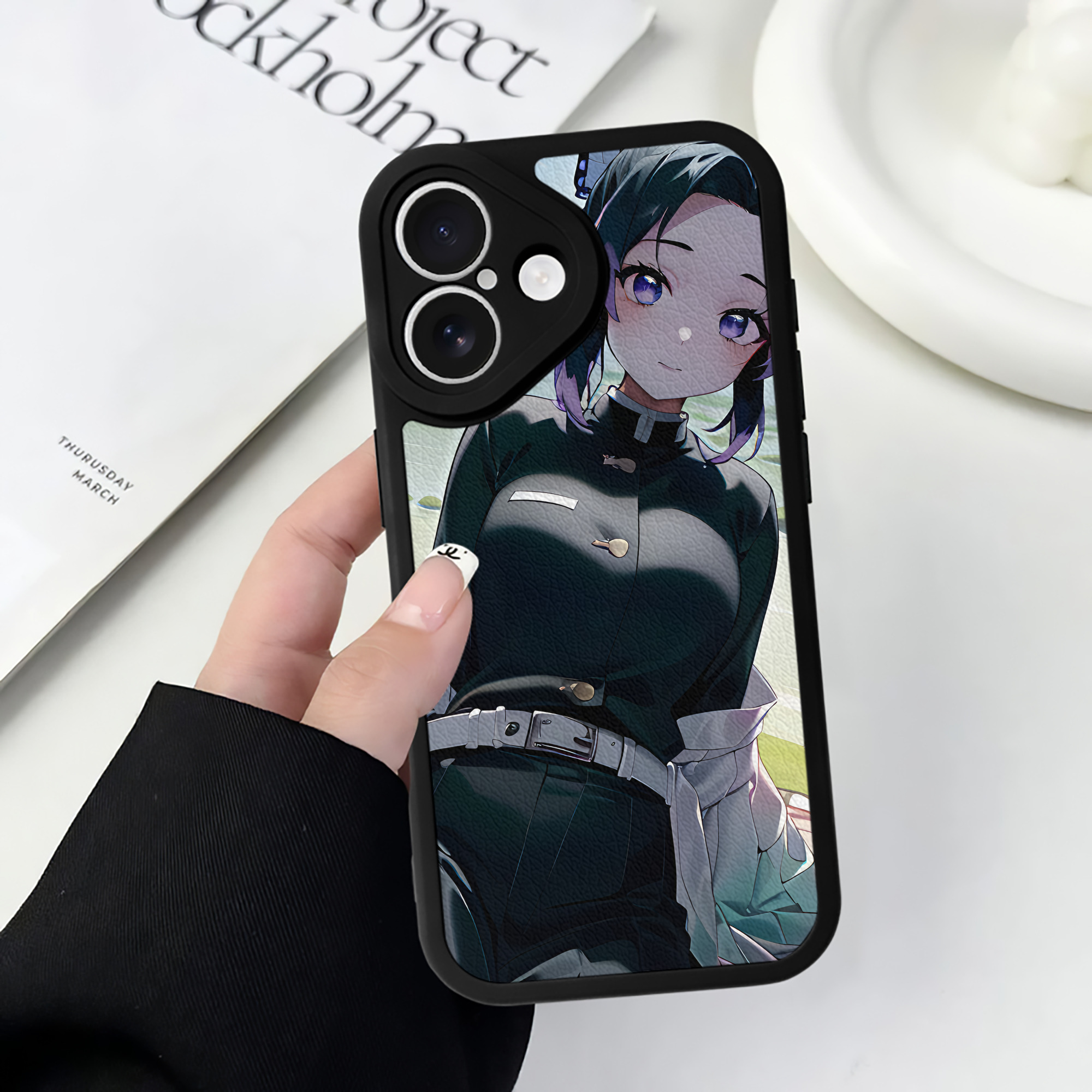 （画像用） 鬼滅の刃（きめつのやいば）蟲柱-胡蝶 しのぶ／こちょう しのぶ Kochou Shinobu 【iPhone 16シリーズ対応】シリコンスマホケース（レザー調） 材質：シリコン
